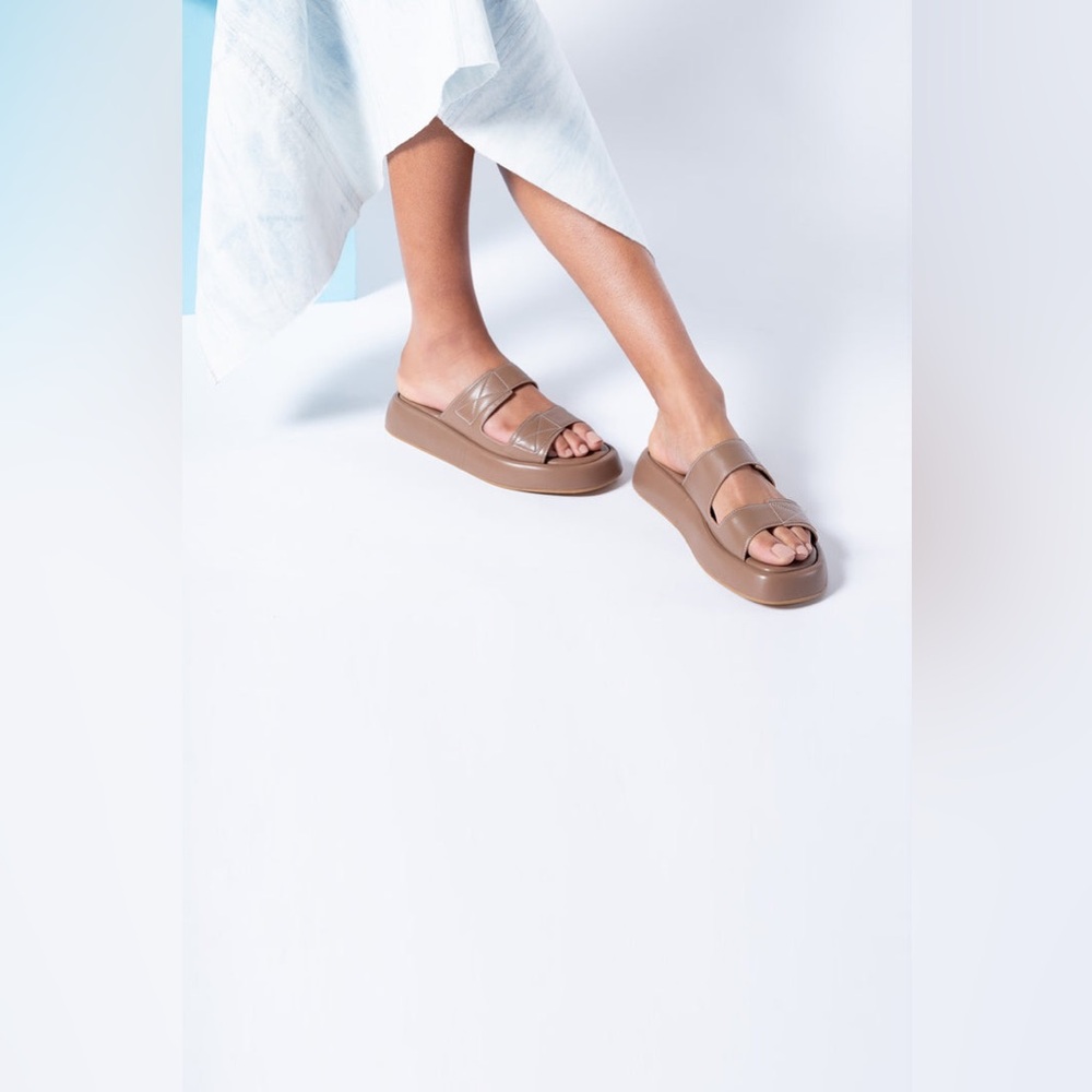 INTENTIONALLY BLANK KIARA FLATFORM SANDAL